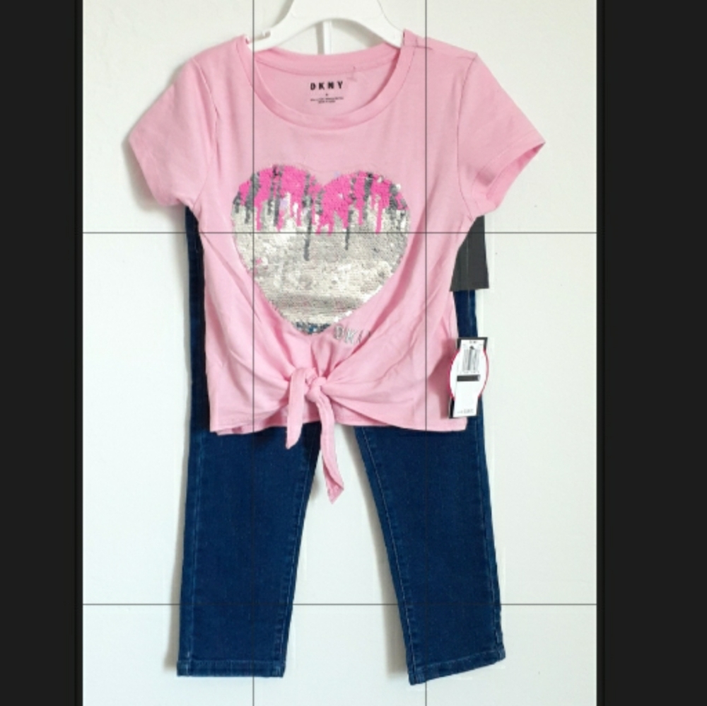 DKNY blue denim jeans and a pink short sleeve shirt with front tie / Size: 4